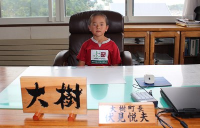 町長の椅子に座っている瀬口大樹くんの写真
