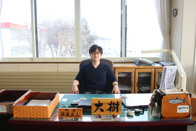 町長の席に座っている隅元大樹さんの写真