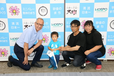 町長さんと長久保大樹さん親子の写真