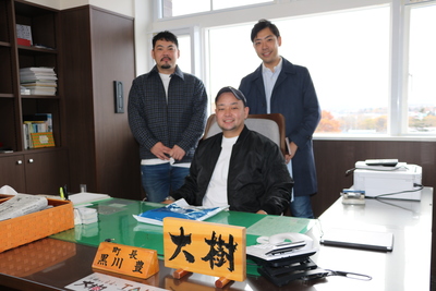 サッカー仲間と大樹町を訪れた細貝大樹さんの写真