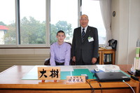 平成25年8月に訪れてくれた東京都の土藏大樹くんと町長の写真