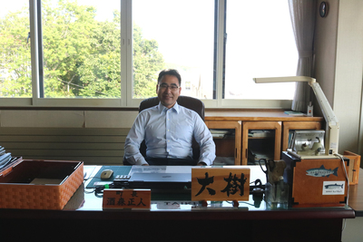 町長の席に座っている山下大樹さんの写真