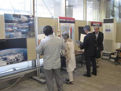 展示されたパネルやポスターなどを熱心に観覧している来場者の方々の写真