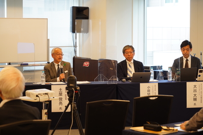 北海道スペースポートトークイベントのブース席にてコメントを行う土屋副知事の写真