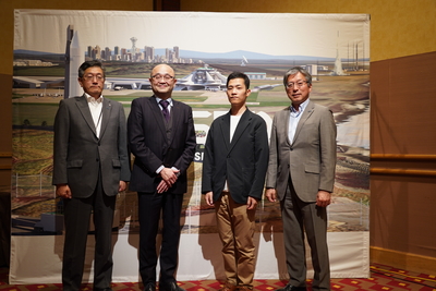 宇宙港プロジェクト交流会での北海道スペースポートのパネルを背景にした4人の写真