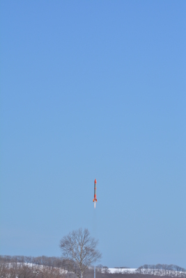 ハイブリットロケット36号機が打ち上げ実験で飛んでいる写真