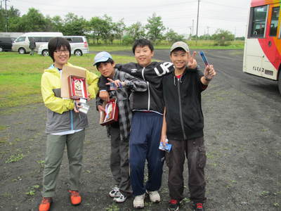 日本水ロケットコンテスト2011北海道ブロック大会の記念品を手にした子どもたちの写真