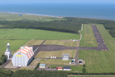 西側上空より鳥瞰で撮影された、大樹町多目的航空公園の全景写真