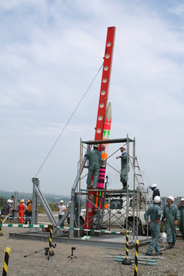 SNS製の液体ロケットの打ち上げ準備をしている職員の方たちの写真