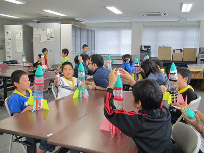 ペットボトルロケットを製作しているふくしまキッズの子供たちの写真