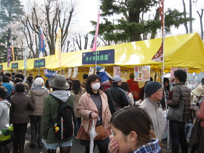 大樹町の紹介や特産品の紹介をしている銀河連邦物産展ブースのテントに集まっている人たちの写真