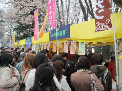 相模原市民桜まつりに参加した銀河連邦物産展の展示ブースを写した写真