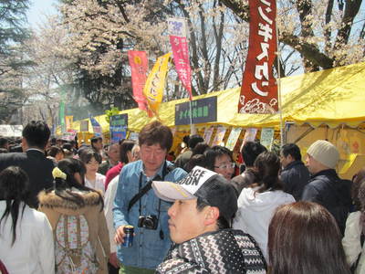 展示ブースで販売された北海道の味覚に長蛇の列ができているところを写した写真