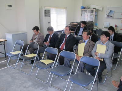 大樹町多目的航空公園の視察、実験見学に訪れた大樹町議会総務常任委員会5名の方たちの写真