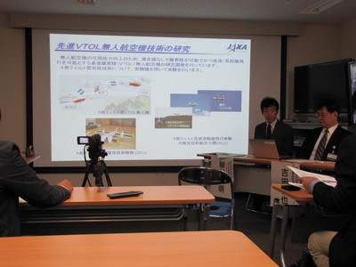 JAXA大樹航空宇宙実験場の大気球管制棟において、実験成果報告に係る説明会が行われている様子を写した写真