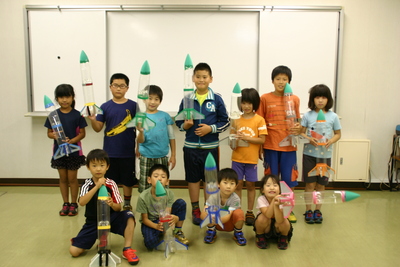 作成したペットボトルロケットを持って記念撮影をする子供たちの写真