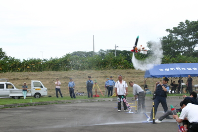 ペットボトルロケットが回転してしまった瞬間を写した写真