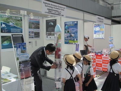 航空宇宙分野のシンポジウムでロケットの話を聞いている園児たちの写真