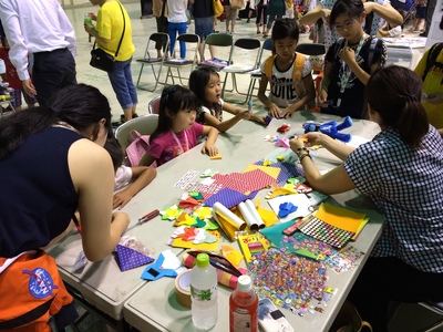 折り紙でのロケット制作をしている子供たちの写真