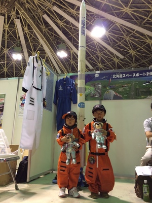 宇宙服で写真撮影をしている子供2人の写真