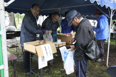 柏林公園まつりで開催された銀河連邦物産展で商品を買っている人の写真