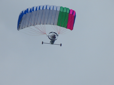 パラグライダーが大空を飛行している写真