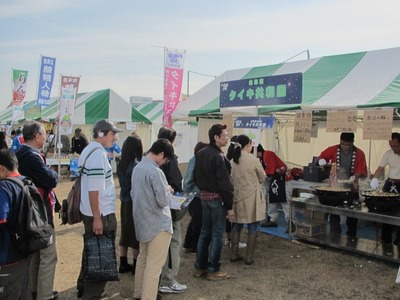 銀河連邦タイキ共和国ブースで販売している北海道の味覚を購入する参加者たちの行列の写真