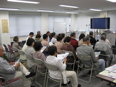 鑑賞席後方右側から撮影された、帯広花園小学校地区生涯学習推進委員会訪問団の映像資料鑑賞風景の写真