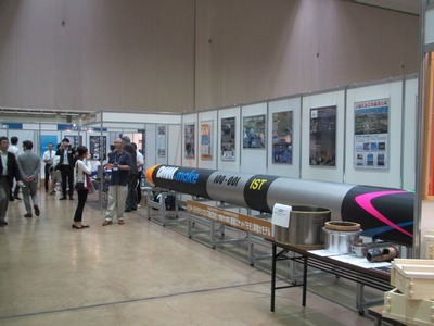 ものづくりテクノフェア2016に展示された開発中の観測ロケットモモの実物大モックアップの写真