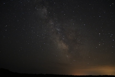 星空観察会にて撮影された夜空の写真。夜空一面に天の川はじめ夥しい数の星々が確認できる