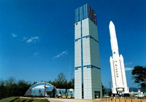 角田市スペースタワー・コスモハウスの建物およびH2ロケットの実物大模型の外観写真