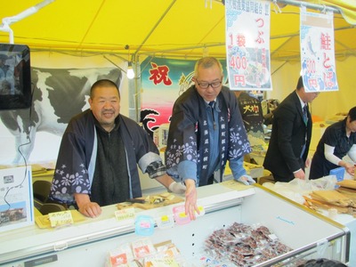 つぶ貝と鮭とばを販売している大樹漁業協同組合の方たちの写真