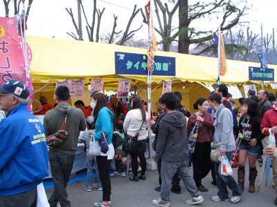 相模原市民桜まつりに参加した際の銀河連邦物産展ブースを写した写真