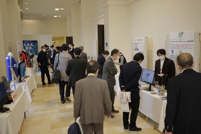 ベルクラシック帯広施設内における、サミット参加企業ブースの出展風景の写真