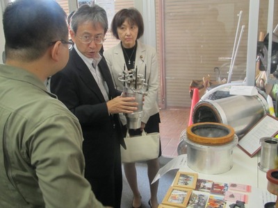展示された機材を前に、職員からの解説を聞く高田事務局長の写真
