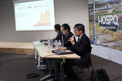 北海道スペースポートトークイベントの撮影ブース内にてコメントを行う小田切SPACE_COTAN株式会社CEOの写真