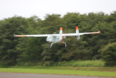 無人航空機の実用化を目指した航続距離100キロメートルの飛行実験をしている写真