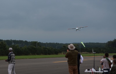 市販されている無人航空機の高度1000メートルの高高度飛行と空撮試験を行っている人たちの写真