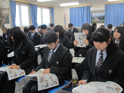 SORAの展示室2における座学にて、手元の資料に目を通す浦河高校の生徒たちの写真