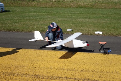 固定翼小型無人飛行機の実験準備をしている人の写真