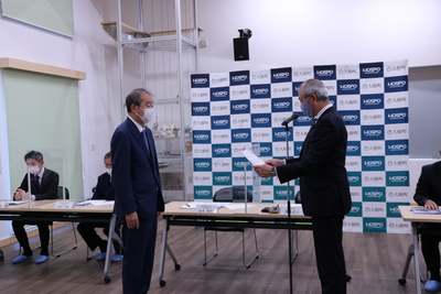 SORA集会室の式典スペースにて、参加企業の代表者に感謝状を贈呈する酒森町長の写真