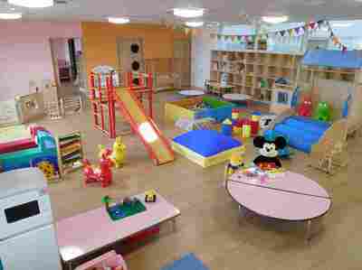 大小のさまざまな遊具が置かれたカラフルな大樹町子育て支援センターの室内の写真
